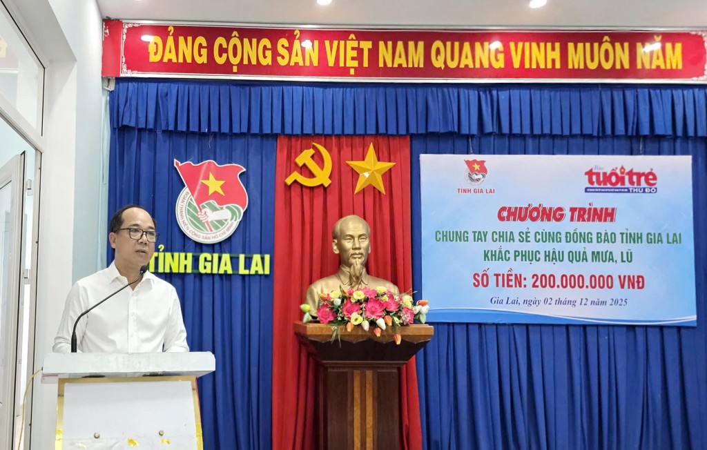 Nhà báo Nguyễn Mạnh Hưng chia sr tại chương trình