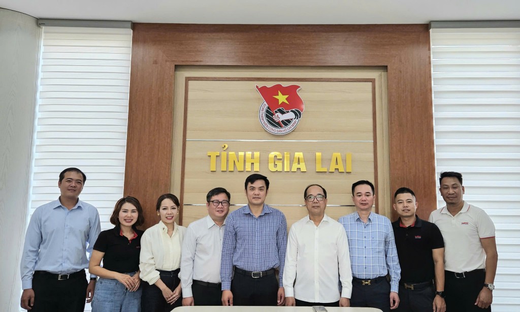 Đoàn công tác của Báo Tuổi trẻ Thủ đô chụp ảnh lưu niệm với lãnh đạo Tỉnh đoàn Gia Lai