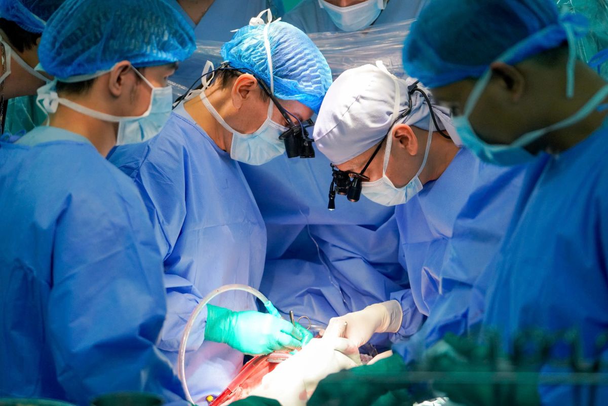 Ê-kíp thực hiện ghép tim cho bệnh nhi. Ảnh: Bệnh viện cung cấp