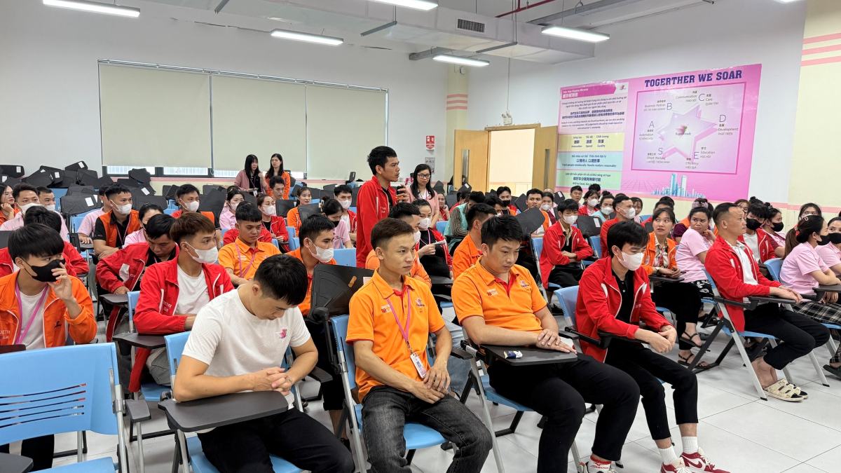 Lao động ngoại tỉnh chia sẻ khó khăn về cuộc sống xa quê. Ảnh: Regina Miracle International Việt Nam