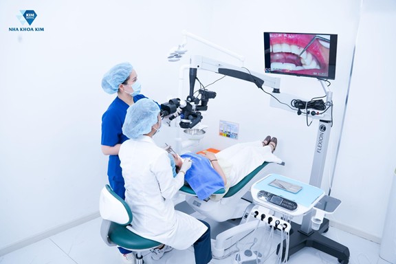 Kính hiển vi nha khoa hỗ trợ điều trị chính xác, bảo tồn tối đa răng thật. Ảnh: Nha Khoa Kim