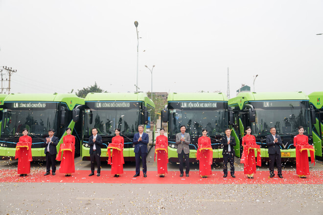 Lãnh đạo Ủy ban Nhân dân Thành phố Hà Nội và công ty Liên Ninh cắt băng chuyển đổi sang sử dụng xe buýt điện. Ảnh: Việt Hùng