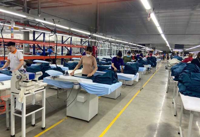 Lĩnh vực may mặc tại Hà Tĩnh vẫn là ngành nghề khó tuyển lao động đã diễn ra nhiều năm nay. Ảnh: Trần Tuấn.