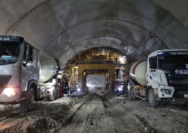 Vượt thiên tai, công nhân lao động thần tốc