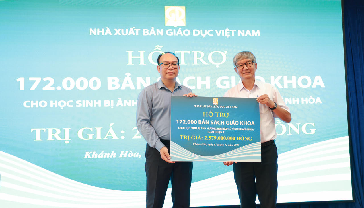 Ông Đặng Thanh Hải -  Phó Tổng Giám đốc NXBGDVN trao biển tặng sách giáo khoa cho ông Lê Đình Thuần - Phó Giám đốc Sở GD- ĐT tỉnh Khánh Hòa