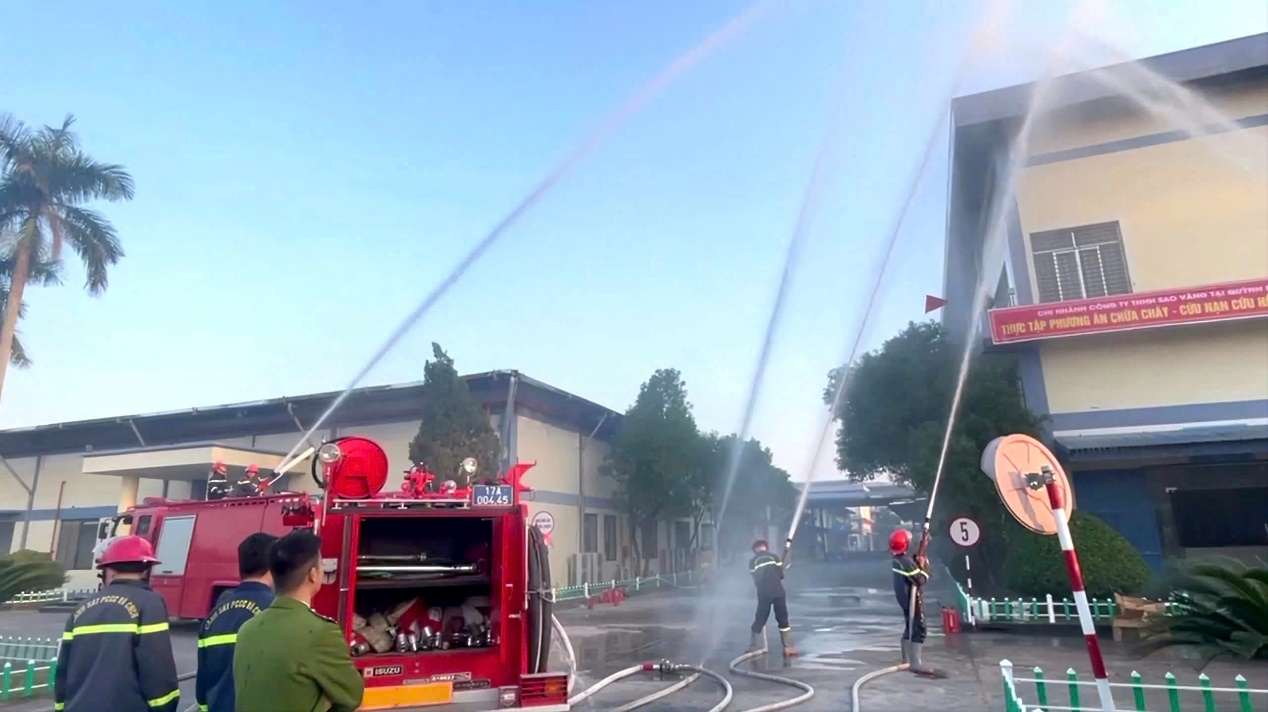 Chiến sĩ Cảnh sát phòng cháy, chữa cháy Hưng Yên điều khiển máy bơm chữa cháy. Ảnh: Công an tỉnh Hưng Yên