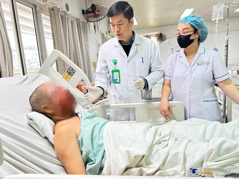 BN T.V.P (61 tuổi, Hưng Yên) nhập viện trong tình trạng chấn thương - vết thương hàm mặt phức tạp, chấn thương mắt, bỏng toàn bộ da vùng cổ mặt. Ảnh: BVCC