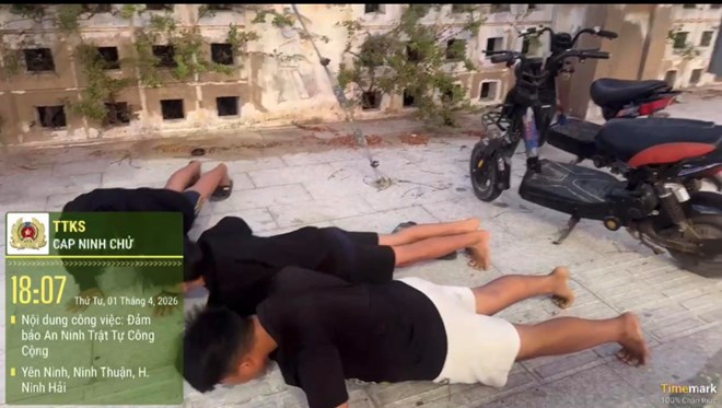 Công an nhắc nhở nhóm thiếu niên không đội mũ bảo hiểm bằng hình thức hít đất