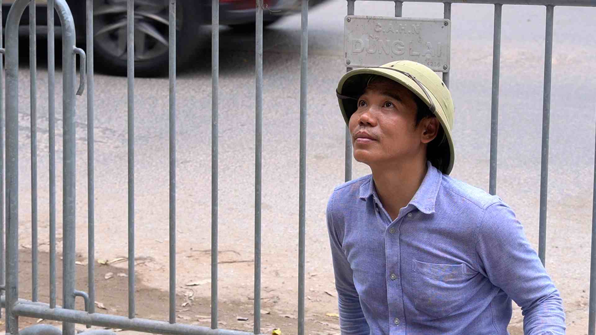 Thay vì làm việc liên tục trong 8 tiếng, khi đã làm việc được 1 khoảng thời gian hoặc cảm thấy mệt mỏi, anh sẽ vào chỗ mát ngồi nghỉ, sử dụng quạt và nước để hạ nhiệt. Ảnh: Hạnh Thơm