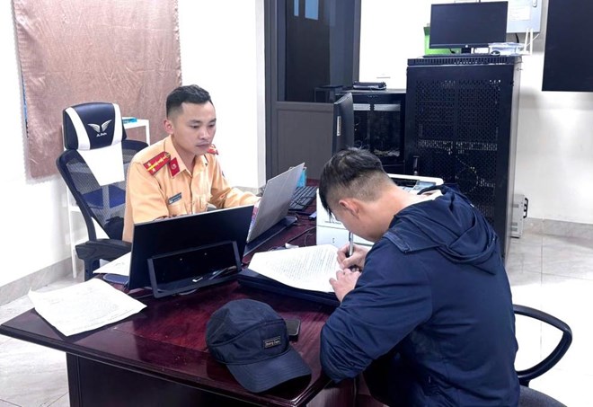 Vượt đèn đỏ, tài xế bị phạt 19 triệu đồng từ clip người dân cung cấp