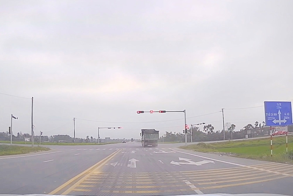 Hình ảnh xe tải do tài xế H điều khiển vượt đèn đỏ. Ảnh: Công an Hà Tĩnh