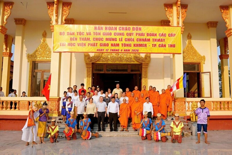 Thứ trưởng Y Thông và đoàn công tác Bộ Dân tộc và Tôn giáo thăm, chúc mừng Tết cổ truyền Chôl Chnăm Thmây tại Học viện Phật giáo Nam tông Khmer (TP. Cần Thơ). Ảnh: Dantoctongiao