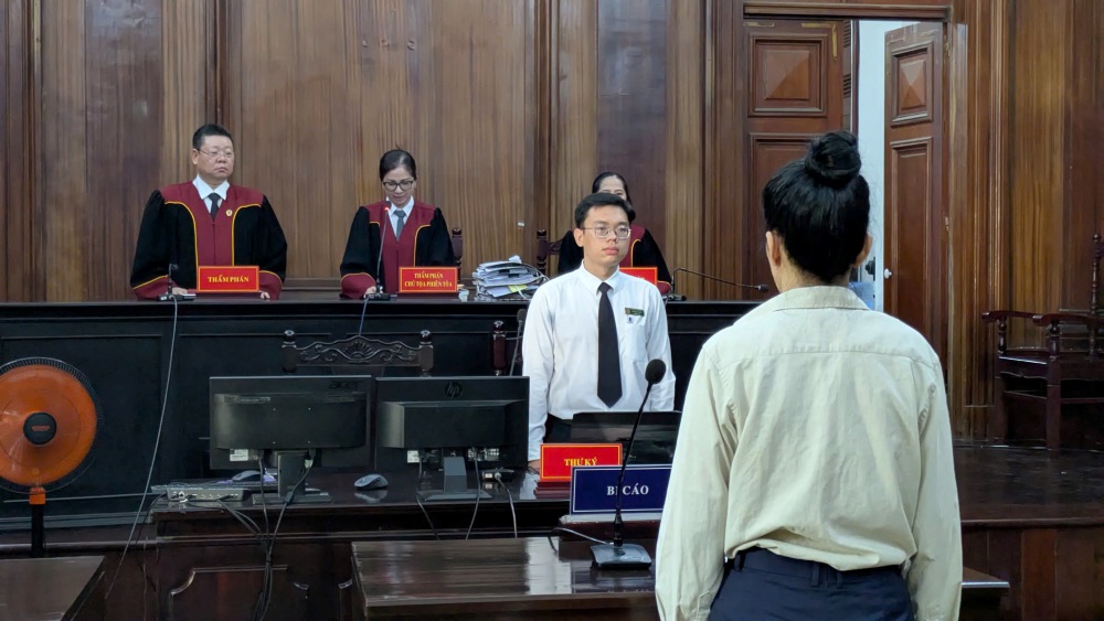 Bị cáo Đinh Thị Lan nghe HĐXX tuyên án. Ảnh: Anh Tú