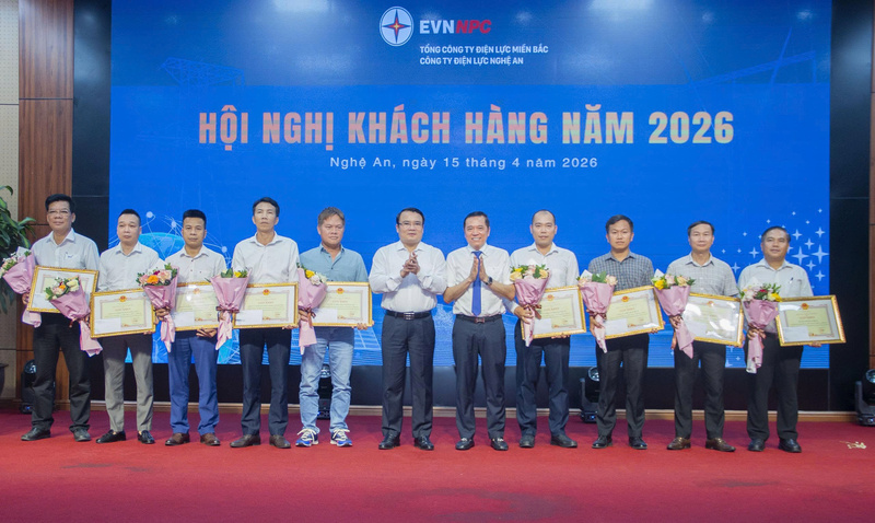 Ông Phùng Thành Vinh, Phó Chủ tịch UBND tỉnh và ông Bùi Lê Cường, Thành viên Hội đồng thành viên Tổng công ty Điện lực miền Bắc khen thưởng cho khách hàng tiêu biểu trong công tác phối hợp thực hiện đảm bảo cung ứng điện năm 2025. Ảnh: Mai Liễu