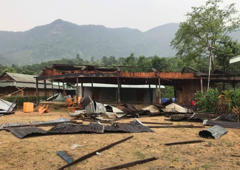 Mưa lớn kèm lốc xoáy làm tốc mái hàng chục nhà dân ở xã biên giới La Êê, Đà Nẵng. Ảnh: Trường An