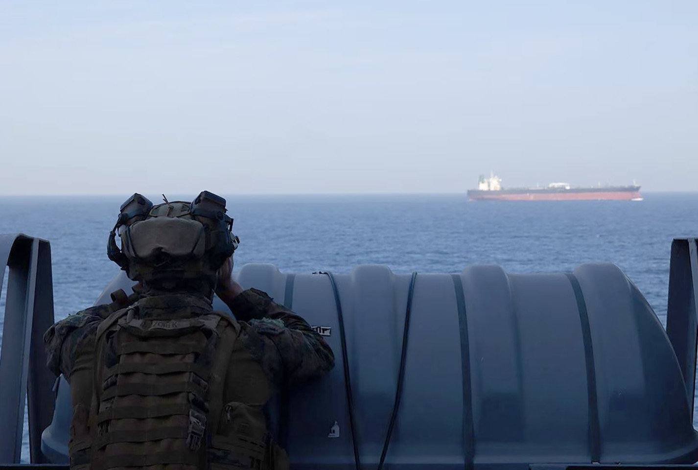 Lính thủy đánh bộ Mỹ thuộc Lữ đoàn Viễn chinh Thủy quân lục chiến số 31 và các thủy thủ thuộc tàu vận tải đổ bộ USS New Orleans hỗ trợ các hoạt động phong tỏa Iran ngày 16.4.2026. Ảnh: Bộ Tư lệnh Trung tâm Mỹ