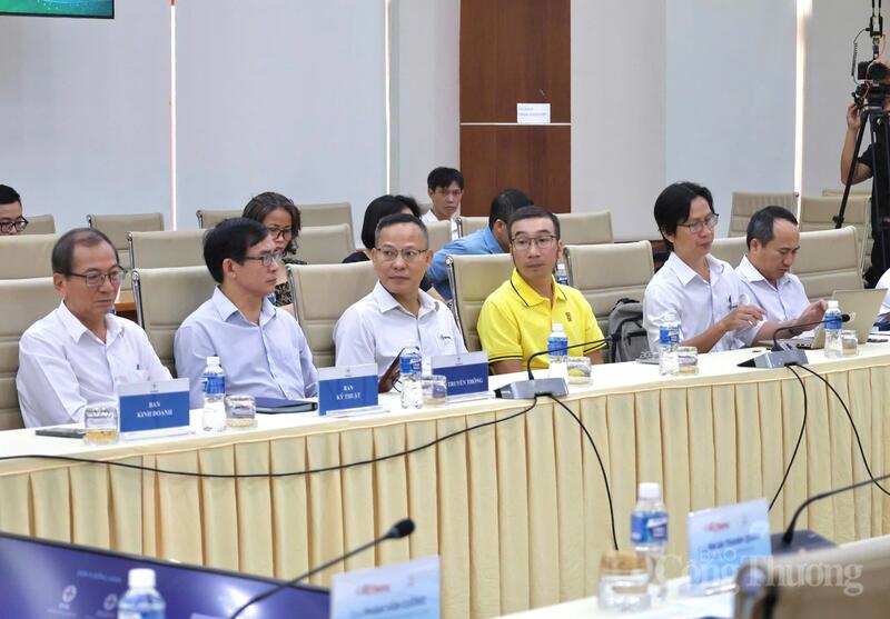 Các đại biểu và đại diện doanh nghiệp ngành điện theo dõi thảo luận tại tọa đàm.