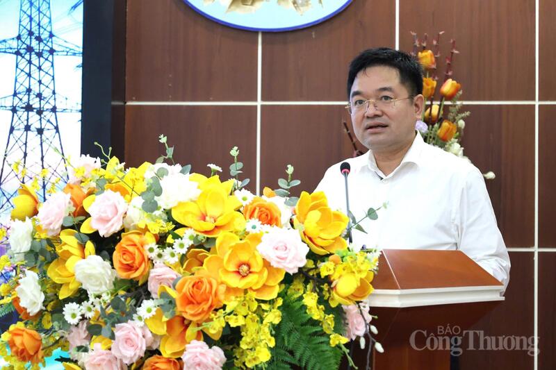 Ông Nguyễn Văn Minh, Tổng biên tập Báo Công Thương chủ trì tọa đàm.