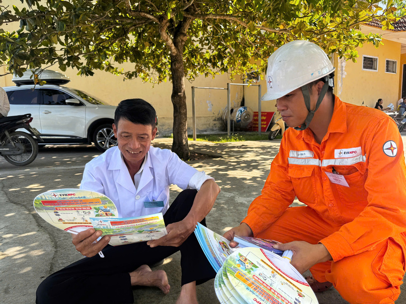 Công ty Điện lực Nghệ An tăng cường tuyên truyền sử dụng điện an toàn, tiết kiệm và hiệu quả đến người dân. Ảnh: Phan Thuỷ