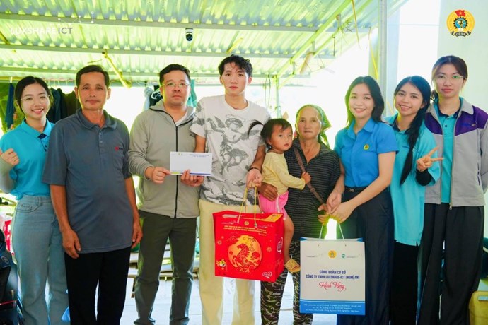 Công đoàn Công ty Luxshare - ICT Nghệ An trao hỗ trợ công nhân khó khăn vùng biên giới