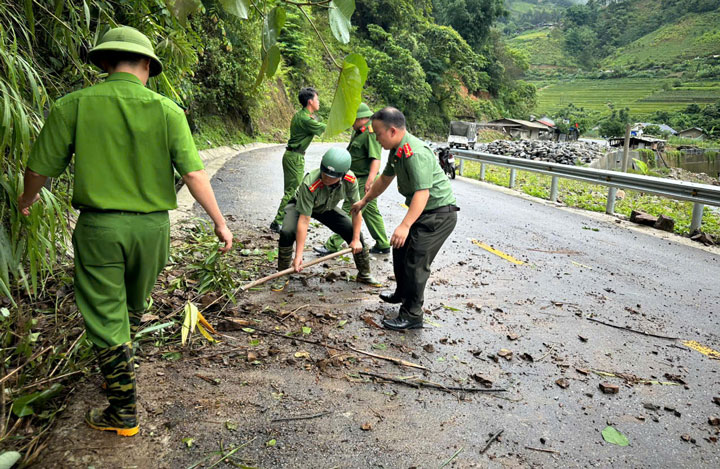Công an xã Khao Mang dọn đá sạt lở trên Quốc lộ 32 sau mưa lớn. Ảnh: CACC