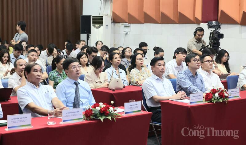 Các đại biểu và khách mời tham gia lễ phát động.