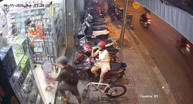 Công an xác minh clip người đàn ông xô ngã cháu bé rồi đấm vào mặt người mẹ