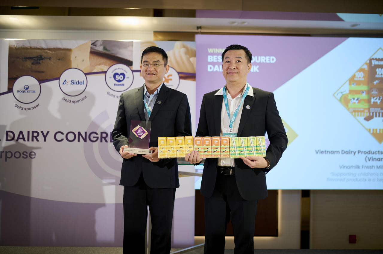 Ông Nguyễn Quang Trí – Giám đốc Điều hành Marketing Vinamilk cùng ông Đỗ Thanh Tuấn – Giám đốc Đối Ngoại Vinamilk nhận vinh danh tại Giải thưởng Đổi mới sáng tạo ngành Sữa toàn cầu 2026, Barcelona – Tây Ban Nha. (Ảnh: Xavier)