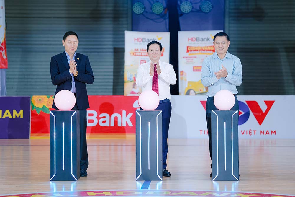 Các đại biểu thực hiện nghi thức khai mạc lượt về giải futsal HDBank vô địch quốc gia 2026. Ảnh: VFF