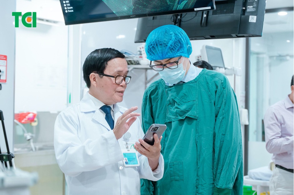Chuyên gia trong nước và quốc tế trao đổi về chẩn đoán, điều trị và can thiệp các tổn thương tại phiên thực hành trong khuôn khổ hội thảo khoa học (Ảnh: TCI).