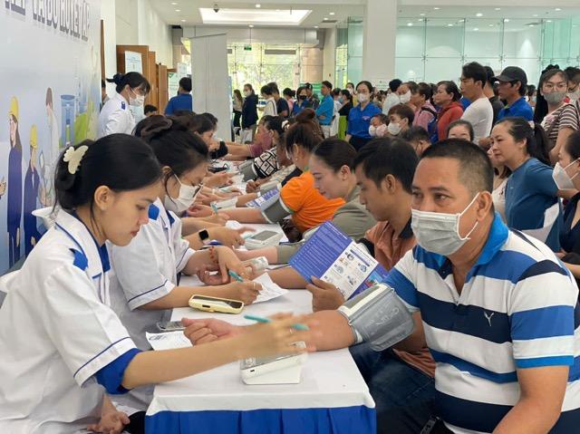 Người lao động được tham gia khám sức khoẻ miễn phí. Ảnh: Như Quỳnh