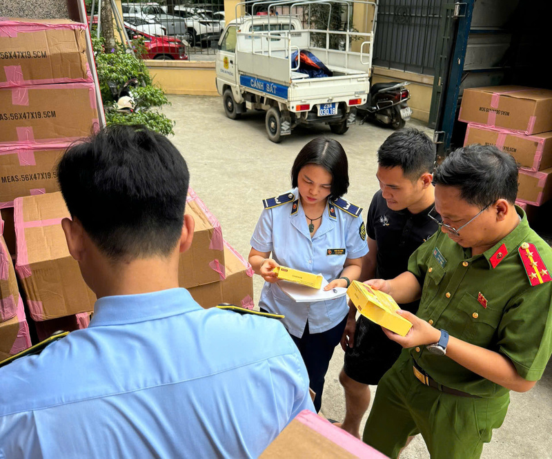 Lực lượng Quản lý thị trường Hà Nội phối hợp với lực lượng Công an kiểm tra phát hiện và tạm giữ 57.000 miếng mặt nạ giả mạo nhãn hiệu BANOBAGI tại một điểm tập kết mỹ phẩm ở phường Phú Lương, Hà Nội.