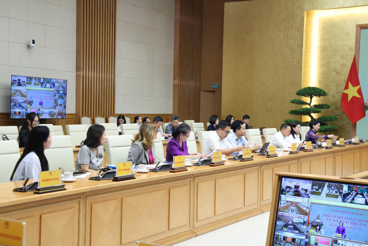 Tại hội nghị, đại diện Bộ Văn hóa, Thể thao và Du lịch thông tin về công tác phòng, chống bạo lực gia đình; Bộ Giáo dục và Đào tạo chia sẻ các giải pháp phòng, chống bạo lực học đường; Bộ Tài chính báo cáo về việc bố trí, huy động và sử dụng nguồn lực tài chính cho công tác trẻ em. Đại diện các địa phương cũng trao đổi kết quả thực hiện công tác trẻ em trên địa bàn, những khó khăn, vướng mắc và đề xuất giải pháp nhằm nâng cao hiệu quả bảo vệ trẻ em trong thời gian tới.