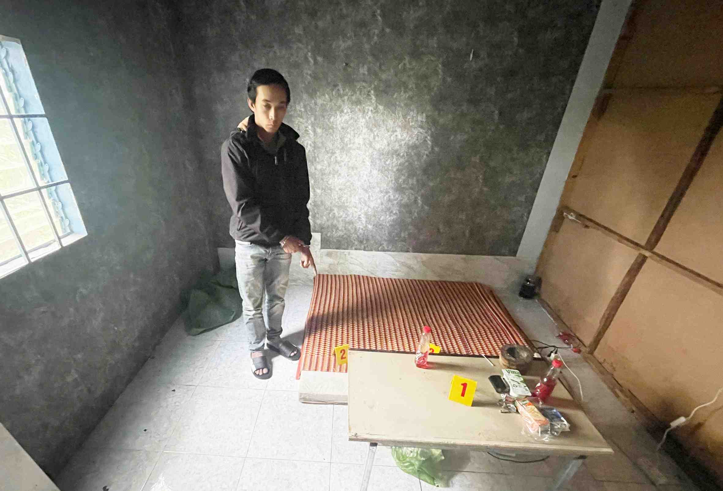 Phòng trọ nơi các đối tượng thuê để tàng trữ và tổ chức sử dụng ma túy bị công an triệt phá. Ảnh: Công an