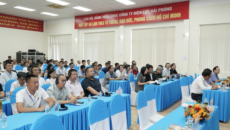 Đại diện các doanh nghiệp, khách hàng sử dụng điện tham dự chương trình Hội thảo