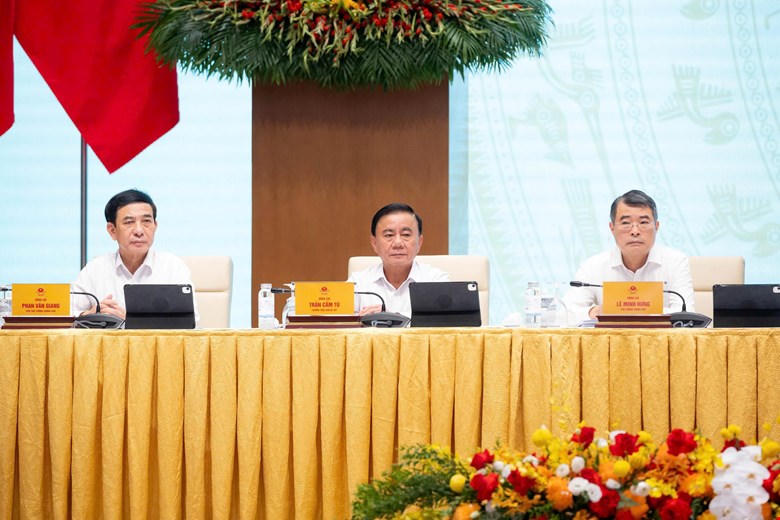 Thủ tướng Lê Minh Hưng, Thường trực Ban Bí thư Trần Cẩm Tú, Phó Thủ tướng, Bộ trưởng Bộ Quốc phòng, Đại tướng Phan Văn Giang tại Hội nghị.