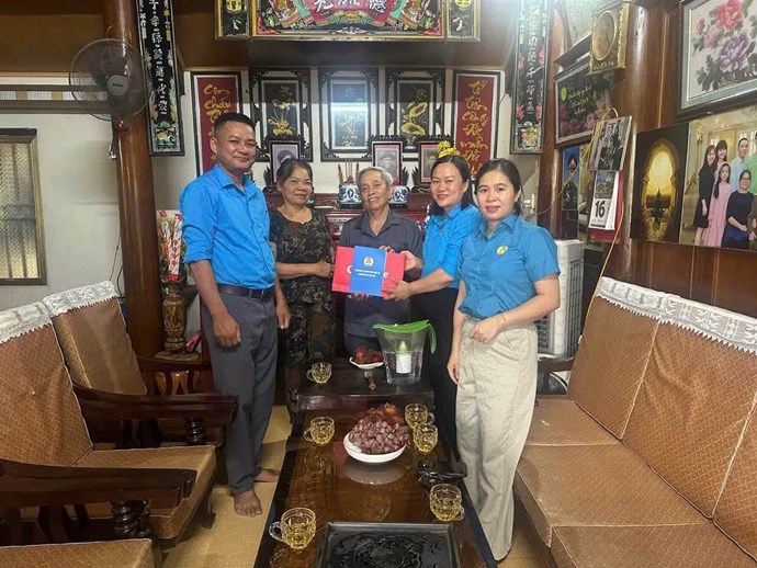 Công đoàn xã Quỳ Hợp tri ân gia đình chính sách, chăm sóc Nghĩa trang liệt sĩ