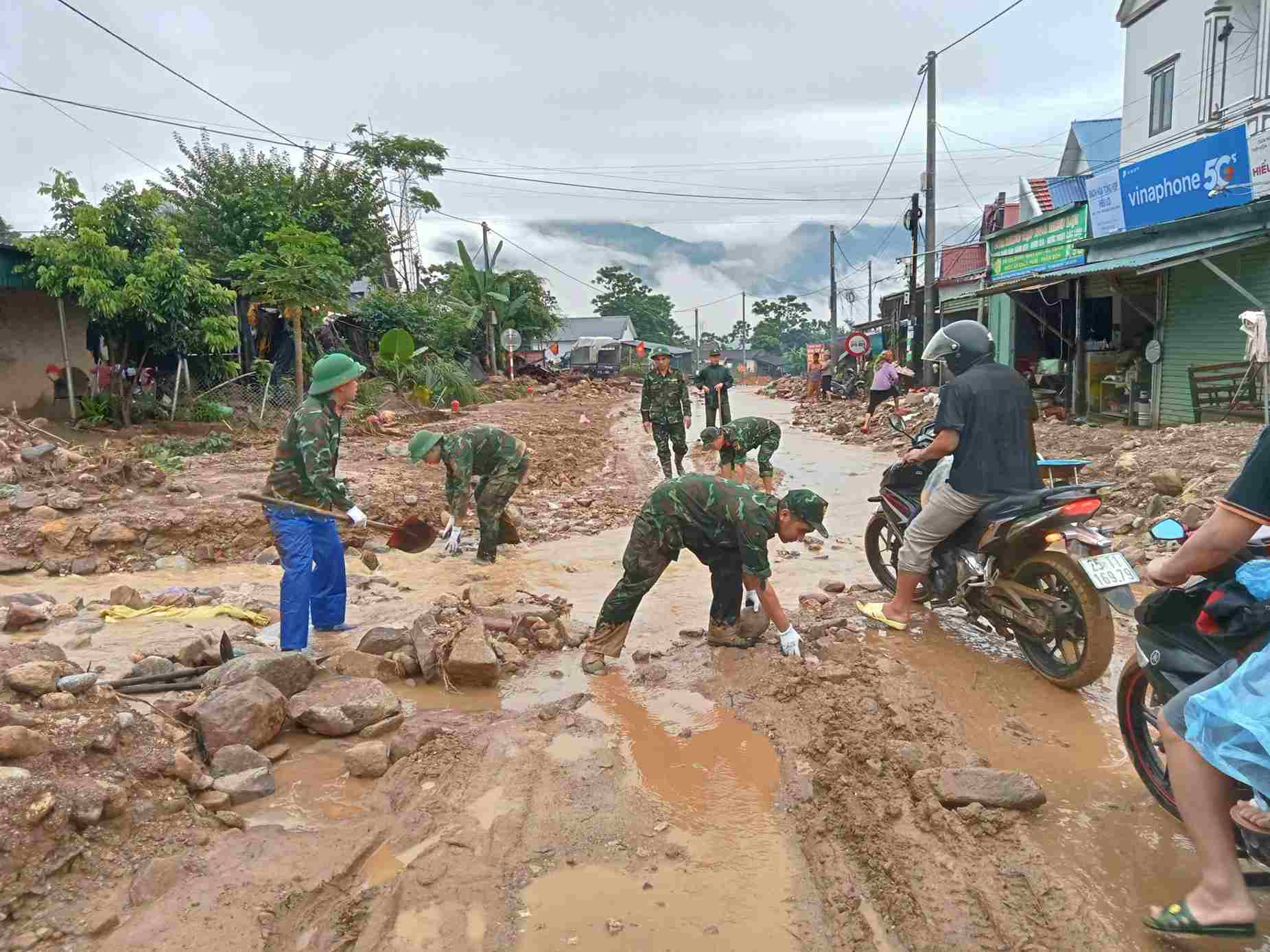 Lực lượng quân đội tham gia khắc phụ hậu quả bão lũ. Ảnh: Xã Mường Than