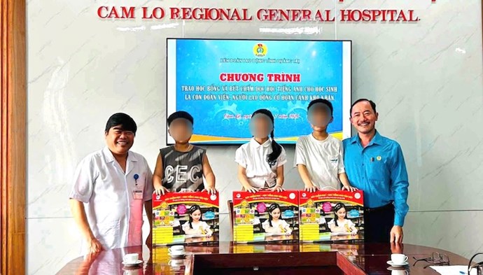 Trao học bổng cho con đoàn viên vùng sâu, vùng xa ở Quảng Trị