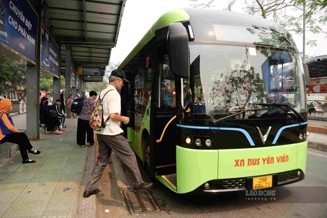Người cao tuổi vẫn được dùng thẻ vật lý khi sử dụng xe buýt ở Hà Nội