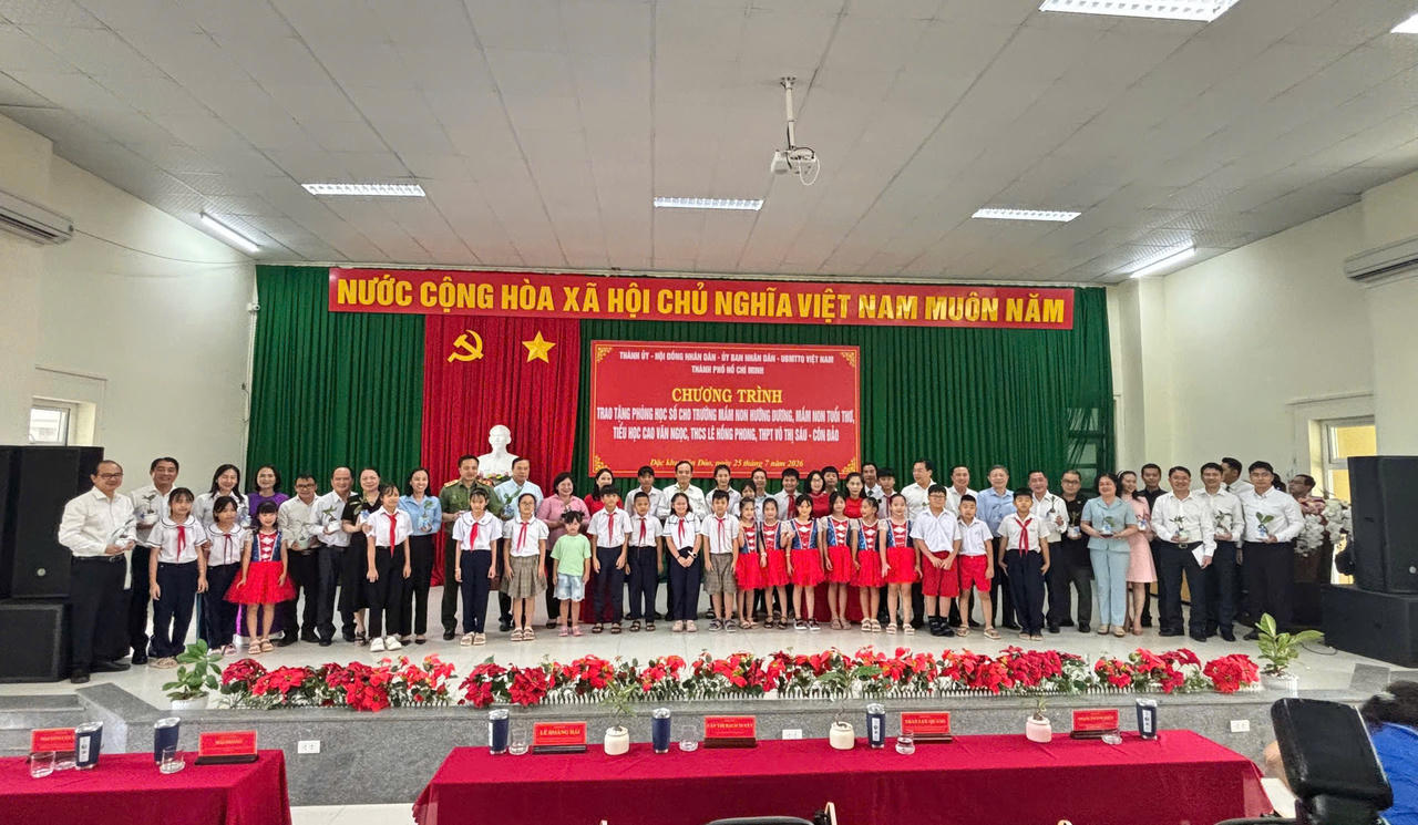 VNPT đồng hành trao tặng Phòng học số, lan tỏa chuyển đổi số giáo dục đến Côn Đảo