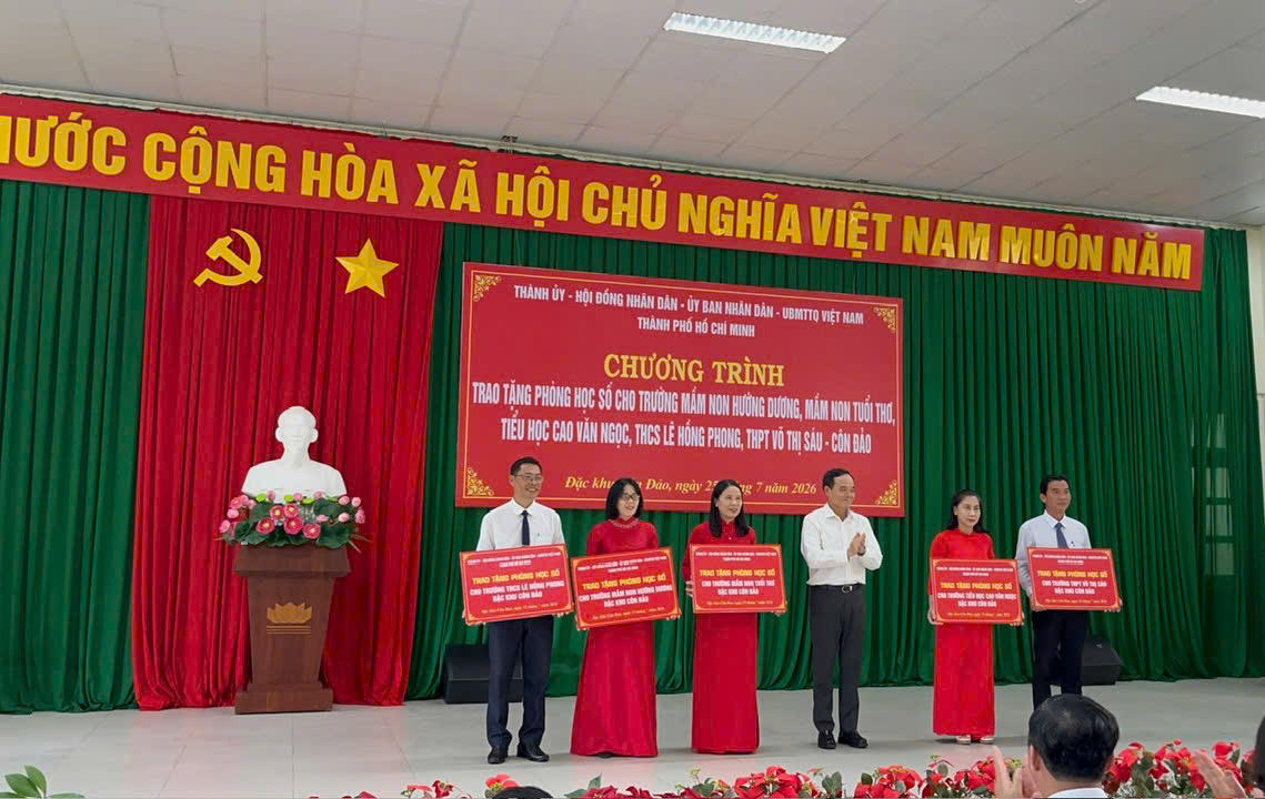 VNPT đồng hành trao tặng Phòng học số, lan tỏa chuyển đổi số giáo dục đến Côn Đảo