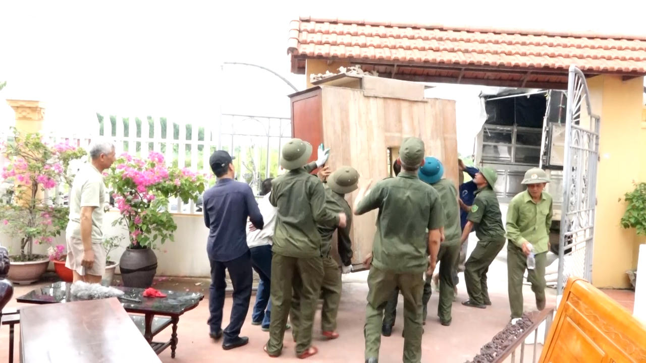 Các đoàn thể thuộc xã Lương Tài giúp đỡ nhân dân vận chuyển đồ đạc.