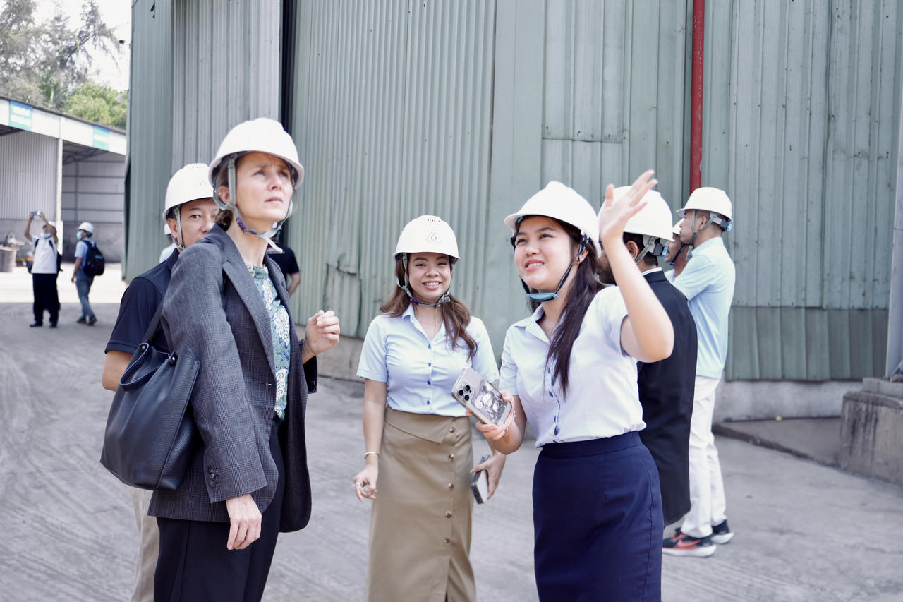 Bà Nethe Veje Laursen (bìa trái) trong chuyến làm việc với các doanh nghiệp thuộc dự án hợp tác giữa Việt Nam - Đan Mạch