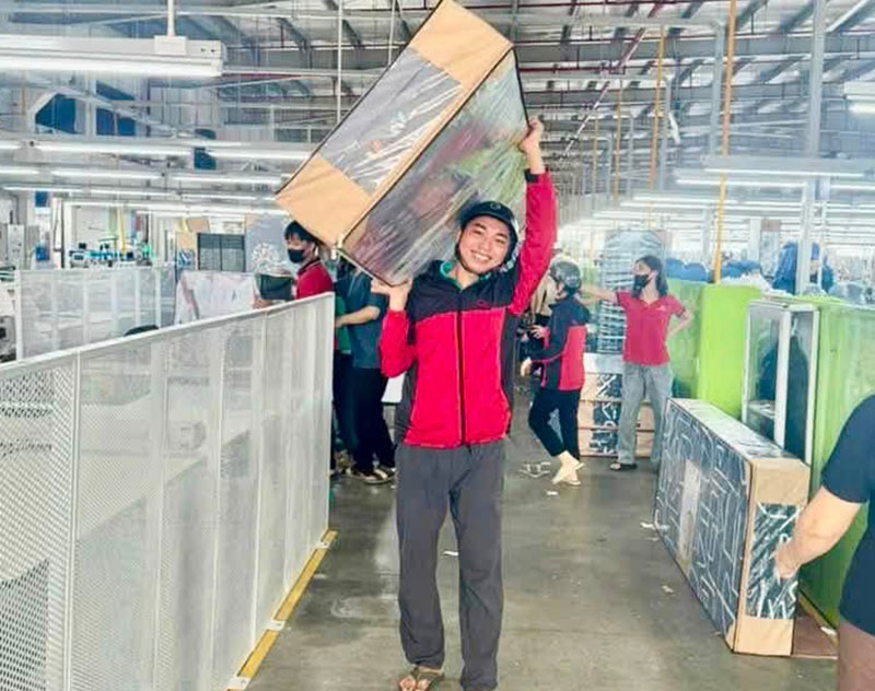Người lao động háo hức nhận đệm từ công ty. Ảnh: Công ty cung cấp.