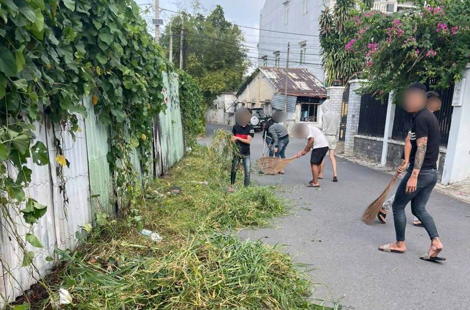 Công an đưa thanh thiếu niên đi dọn vệ sinh. Ảnh: Công an phường Thủ Dầu Một