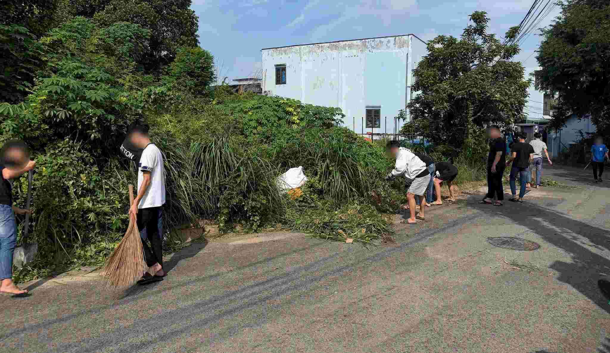 Thanh thiếu niên gây rối sau khi cổ vũ bóng đá được đưa đi dọn vệ sinh. Ảnh: Công an phường Thủ Dầu Một