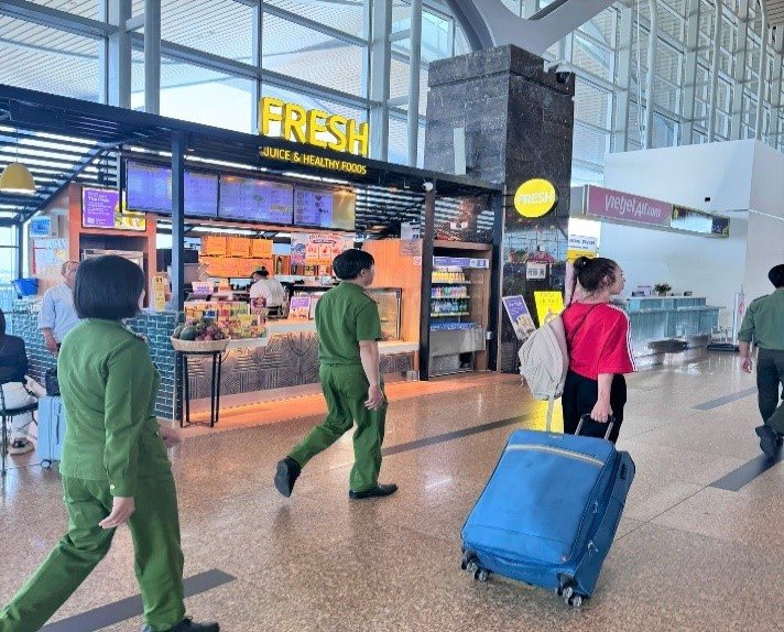Các lực lượng phối hợp thi hành bản án của Tòa án nhân dân, trục xuất người phụ nữ Việt Nam về nước. Ảnh: Công an Khánh Hoa (chụp tháng 9.2026)