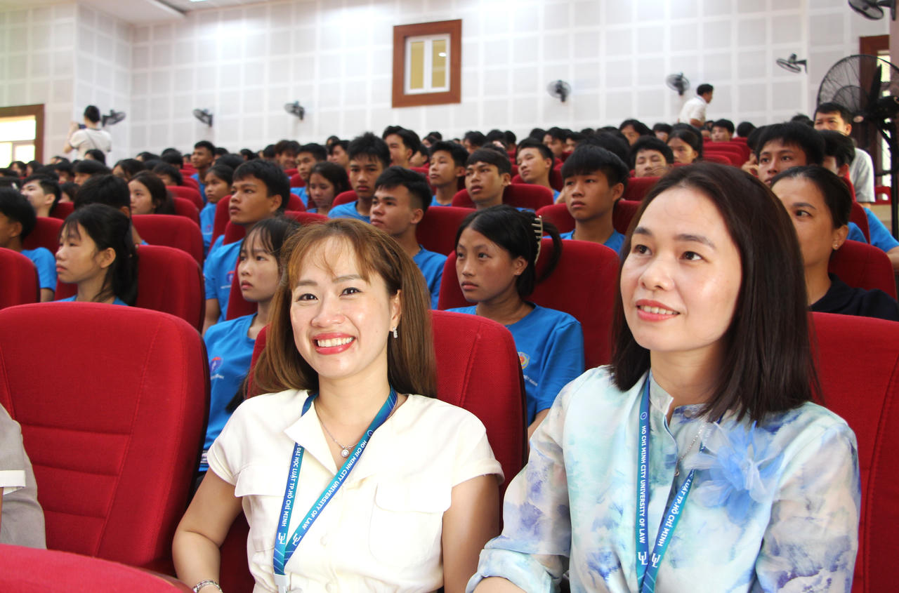 Cô giáo Nguyễn Hoàng Lê Khanh (áo trắng), giảng viên Trường Đại học Luật TP.HCM - Phân hiệu Quảng Trị, chia sẻ tại chương trình. (Ảnh: Minh Phương)
