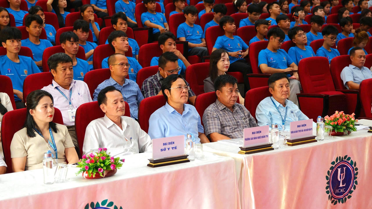 Đại biểu tham dự chương trình. (Ảnh: Trần Tuyền)